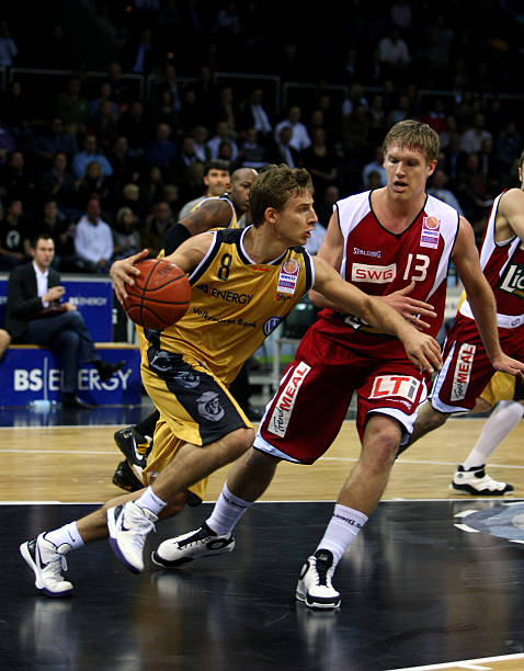 受困犯规危机！爱德华兹仍砍26+8集锦 接锅超难压哨三分太神奇